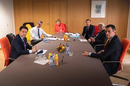 Giuseppe Conte, primer ministro italiano; Kyriakos Mitsotakis, primer ministro griego; Angela Merkel, canciller alemana; Emmanuel Macron, presidente francés; el primer ministro portugués Antonio Costa; y Pedro Sánchez, presidente español, durante una de las reuniones que han mantenido el pasado 20 de julio en Bruselas.