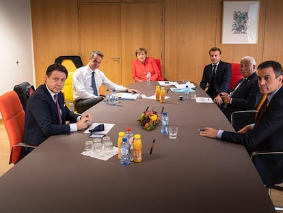 Giuseppe Conte, primer ministro italiano; Kyriakos Mitsotakis, primer ministro griego; Angela Merkel, canciller alemana; Emmanuel Macron, presidente francés; el primer ministro portugués Antonio Costa; y Pedro Sánchez, presidente español, durante una de las reuniones que han mantenido el pasado 20 de julio en Bruselas.