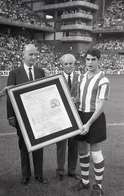 Antón Arieta recoge el trofeo de la Asociación de la Prensa.