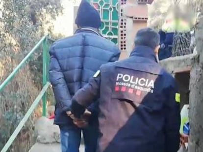 Un agent dels Mossos porta emmanillat el presumpte lladre.