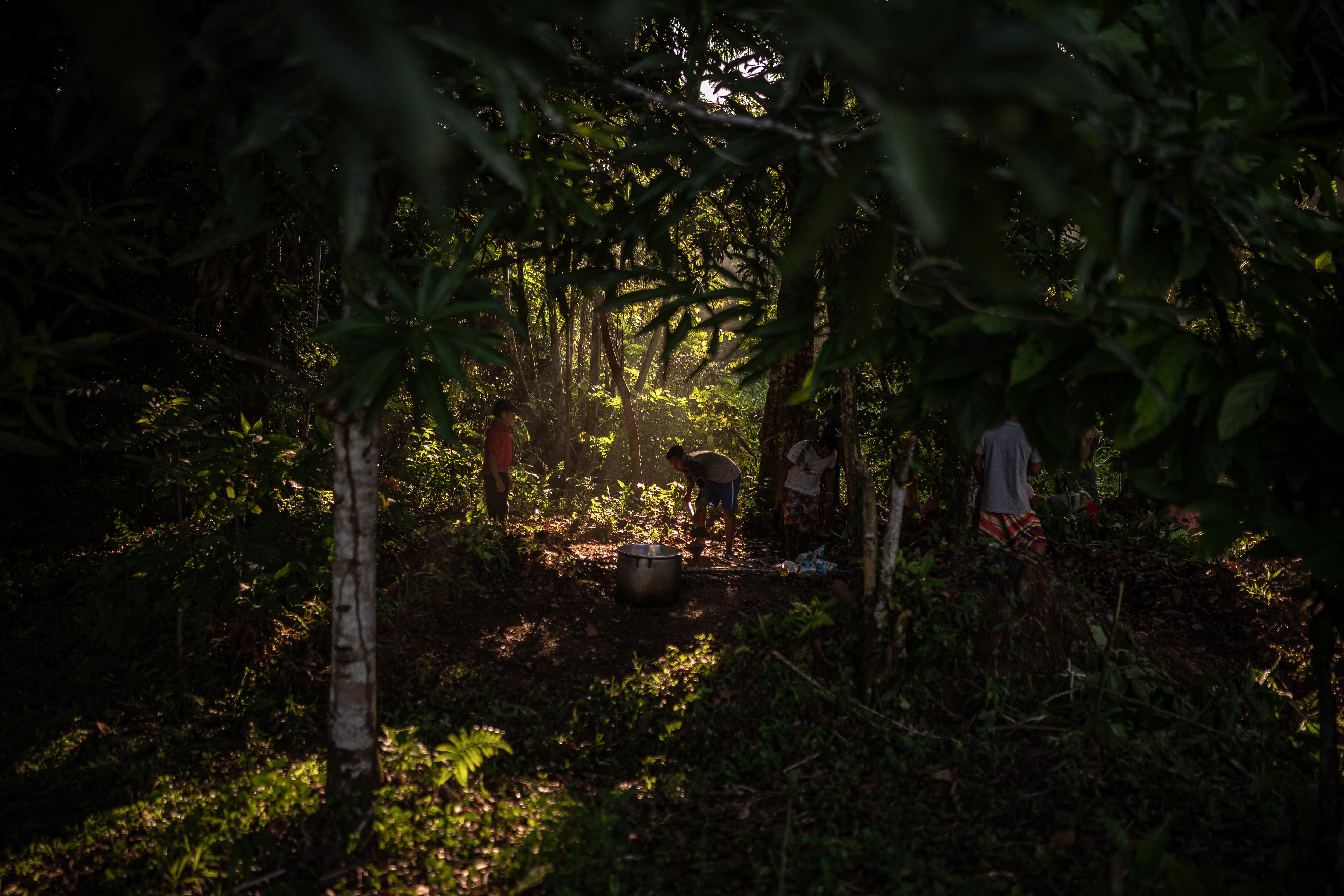 Habitantes de la comunidad La Libertad cocinan en la Amazonía colombiana, el pasado 14 de diciembre