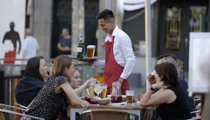 A Latin American waiter at a Madrid bar.