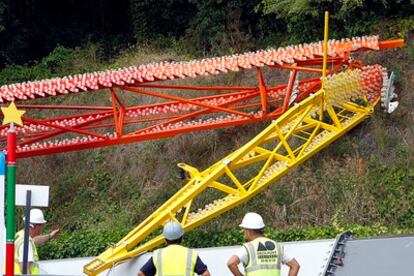 Empleados del parque de El Tibidabo, en Barcelona, trabajan para desmontar de 'El Péndulo', que se cayó hace un mes, causando la muerte de una adolescente de 15 años.