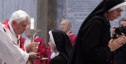 El Papa da la comunión a una monja durante una misa celebrada la pasada semana en la Basílica de San Pedro.