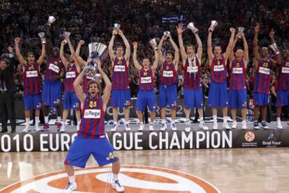 Los jugadores del Barcelona alzan las réplicas del trofeo mientras Grimau, en primer término, exhibe la gran copa.