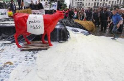 Ganaderos derraman leche frente al Parlamento Europeo durante una protesta contra la sobreproducción en el mercado de leche europeo y la consecuente caída de los precios, en Bruselas, Bélgica. EFE/Archivo