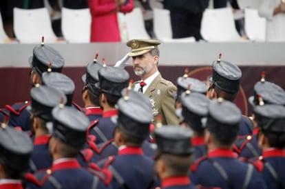 El rey felipe saluda a su llegada al acto central del Día de la Fiesta Nacional, que cuenta con desfiles aéreo y terrestre.