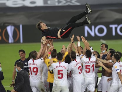 Los jugadores del Sevilla mantean al entrenador, Julen Lopetegui, tras derrotar al Inter en la final de la Europa League.