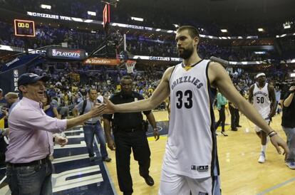Marc Gasol saluda a un aficionado tras el último partido.