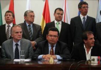 Los miembros de Confederación de Empresarios Privados de Bolivia (CEPB), liderada por el presidente de la CEPB, Daniel Sánchez (c), hablan en una comparecencia ante los medios en La Paz (Bolivia). EFE/Archivo