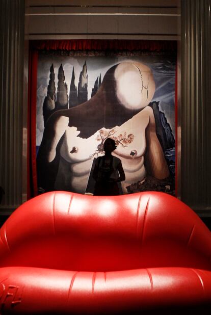 Un visitante, en la exposición dedicada a Salvador Dalí en el Museo Pushkin de Moscú.