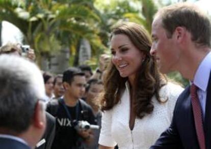 El príncipe Guillermo de Inglaterra y su esposa Catalina, visitan este miércoles el jardín botánico 'Gardens by the Bay' en Singapur (Singapur).