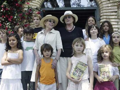 Rosa María Sardà, rodeada de los niños que intervienen en la serie. A su izquierda, la escritora Rosa Regàs.