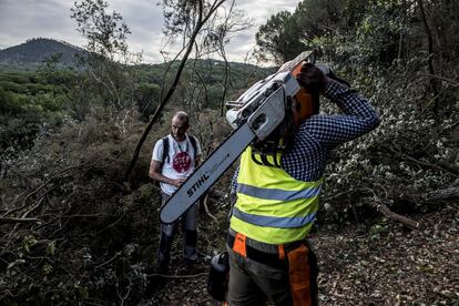 Un activista de la plataforma Stop C-32 supervisa que l'empresa constructora hagi comunicat als seus operaris les mesures de seguretat apropiades en el transport de combustible.