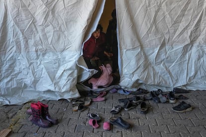 Un niño sirio en el interior de una tienda de campaña utilizada como refugio en un mercado público en el distrito de Islahiye de Gaziantep, en febrero de 2023.