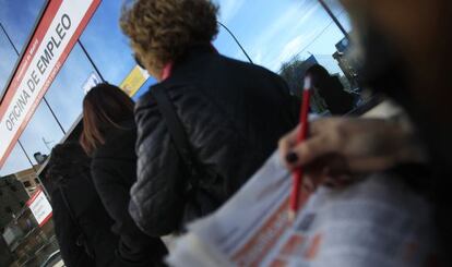 Las mujeres sufren mayor tasa de paro. A la caída de la construcción, que afectó a los varones, ha seguido la de los servicios.