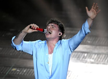 El cantante italiano Olly, durante su actuacin en la final del Festival de Sanremo este sbado.