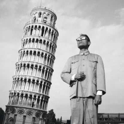 Pisa, Italia, 1989. De la serie de autorretratos 'East Meets West' (Oriente se encuentra con Occidente), 1979-1989, de Tseng Kwong Chi. |