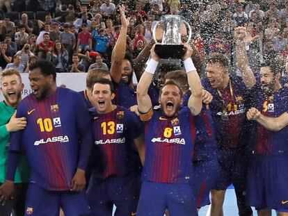 Víctor Tomàs levanta la Copa del Rey.