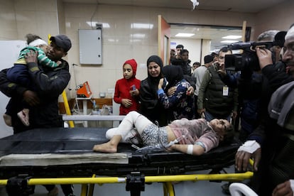 Una niña palestina herida es transportada al hospital Al Aqsa, después de un ataque al campo de refugiados de Al Maghazi de Deir al Balah, en el centro de la Franja, este martes. 