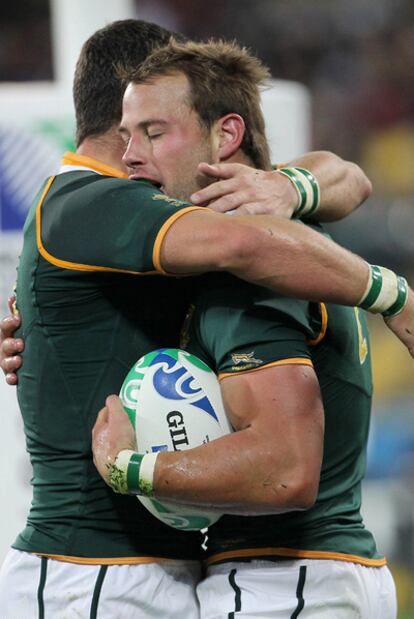 Francois Hougaard, abrazado por un compañero durante el Sudáfrica-Gales.