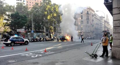 Un agent dels Mossos apaga les flames amb un extintor.