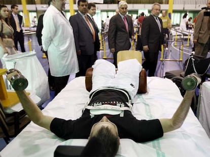 Barreda y Soria (en el centro) observan a un paciente del hospital de Parapléjicos de Toledo.