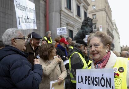 Manifestaci&oacute;n en defensa de las pensiones frente al Congreso de los Diputados.