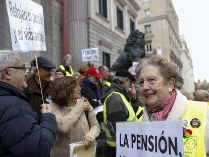 Manifestaci&oacute;n en defensa de las pensiones frente al Congreso de los Diputados.