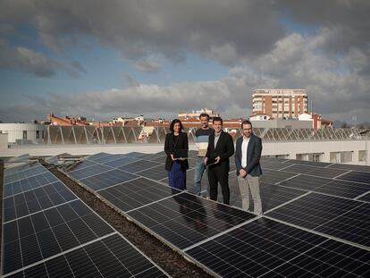 El consejero de Desarrollo Económico y Empresarial, Mikel Irujo (segundo por la derecha), acompañado de la directora general de Industria, Uxue Itoiz, del responsable del Observatorio Territorial de Navarra, Xabier Velasco (primero por la derecha); y del jefe de Negociado Administración Sostenible, Javier Larrea, durante la presentación en Pamplona de la herramienta.