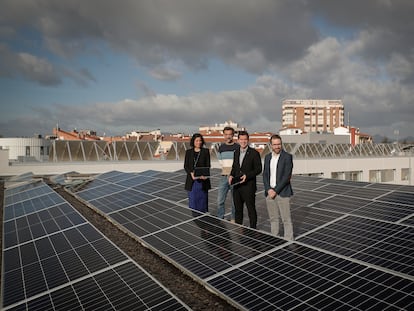 El consejero de Desarrollo Económico y Empresarial, Mikel Irujo (segundo por la derecha), acompañado de la directora general de Industria, Uxue Itoiz, del responsable del Observatorio Territorial de Navarra, Xabier Velasco (primero por la derecha); y del jefe de Negociado Administración Sostenible, Javier Larrea, durante la presentación en Pamplona de la herramienta.