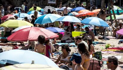 Un playa de la Costa Brava llena de bañistas, este verano.