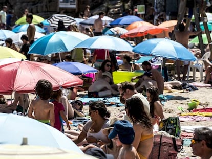 Un playa de la Costa Brava llena de bañistas, este verano.