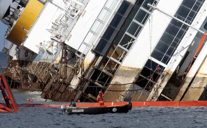 Tareas de reflotamiento del 'Costa Concordia'.