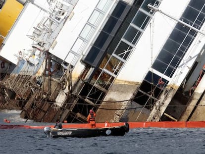Tareas de reflotamiento del 'Costa Concordia'.