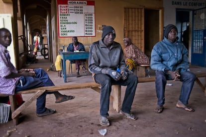 Estación Central de autobuses de Sevaré. Sidi Djeri y Abdel Karim Coulibaly vienen de Bamako y se dirigen a Argelia con el propósito de llegar a Europa.