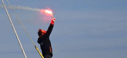 El francés Thomas Coville tras emplear 49 días, 3 horas, 7 minutos y 38 segundos en dar la vuelta al mundo sin escalas a bordo de su trimarán de 31 metros de largo y 21 de ancho. De esta forma, supera el anterior récord, en poder desde 2008 de su compatriota Francis Joyon, quien tardó 57 días y 13 horas.