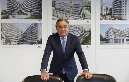 Luis Nozaleda, presidente de Nozar, en las oficinas de la promotora en Madrid junto a la imagen de parte de sus proyectos actuales. 