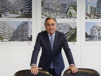 Luis Nozaleda, presidente de Nozar, en las oficinas de la promotora en Madrid junto a la imagen de parte de sus proyectos actuales. 