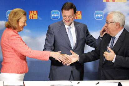 Luisa Fernanda Rudi, Mariano Rajoy y José Ángel Biel, tras la firma del pacto del PP y el Par.