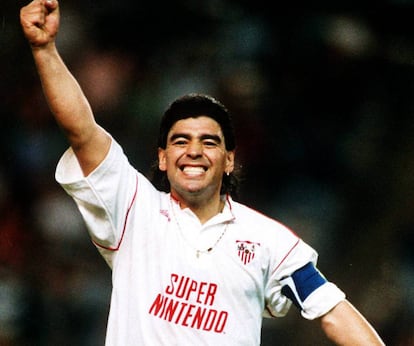 Maradona, con la camiseta del Sevilla. 