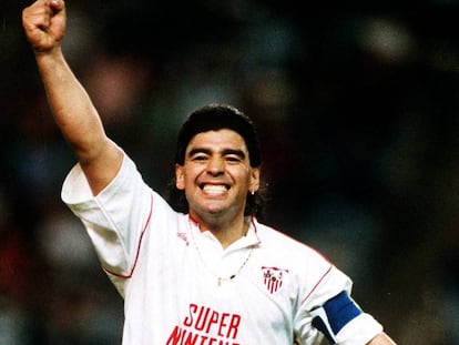 Maradona, con la camiseta del Sevilla. 