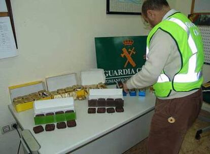 Una parte de la cocaína aprehendida por la Guardia Civil oculta en alfajores argentinos.