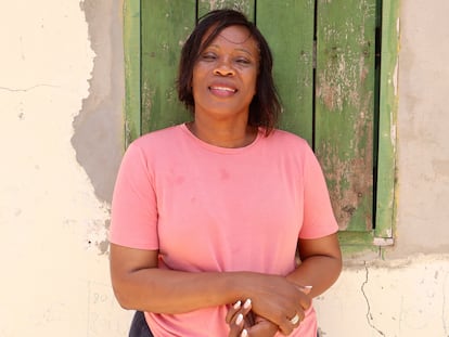 Fatou Janha Mboob en la sede de TRY Oyster Women’s Association desde donde organiza a las mariscadoras de Gambia.