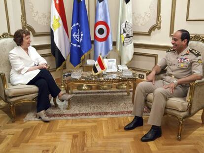 La jefa de la diplomacia de la UE y el general Al Sisi este lunes en El Cairo.