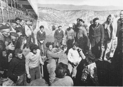 Familiares y voluntarios recuperan los restos de fusilados de Aldeanueva de Ebro (La Rioja) El párroco navarro Eloy Fernández diría en el funeral posterior, en 1979: "En aquella guerra del 36 una parte importante de la Iglesia no estuvo a la altura. Por esta claudicación de la Iglesia, a vosotros, familiares de los fusilados, nosotros, sacerdotes de esa Iglesia, os pedimos sincerísimamente perdón por el gravísimo mal que se os hizo..." .