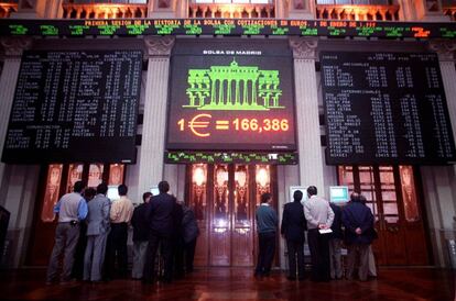 Un panel de la Bolsa de Madrid muestra el cambio de euros y pesetas en el primer día de cotización de la moneda única, el 4 de enero de 1999