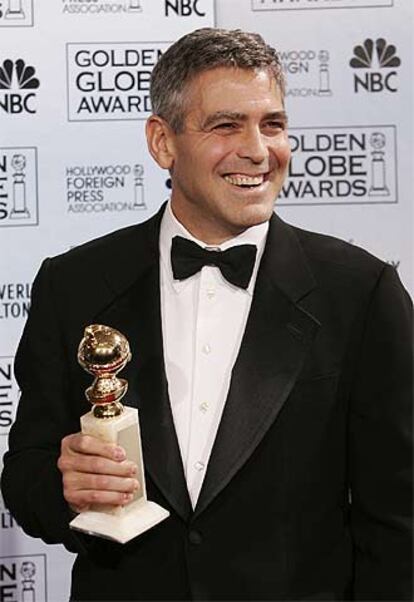 El seductor George Clooney se alzó con uno de los primeros Globos de Oro de la noche, el que reconoce su trabajo como mejor actor secundario en la película <i>Suriana</i>. El actor dijo que esperaba la victoria de otro candidato, Paul Giamatti, por su actuación en <i>Cindarella man.</i>