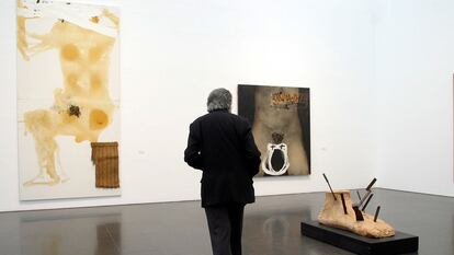 El pintor Antoni Tàpies visita obres seves al Macba el 2014.