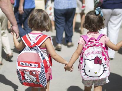 Dos ni&ntilde;as, alumnas del colegio de educaci&oacute;n de infantil y primaria, Jacarand&aacute; (Sevilla). 